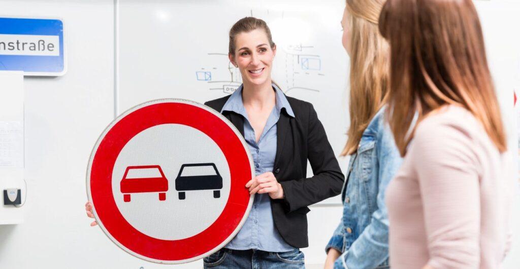 Fahrlehrerin erklärt Verkehrsschild im VKU-Kurs in Zürich