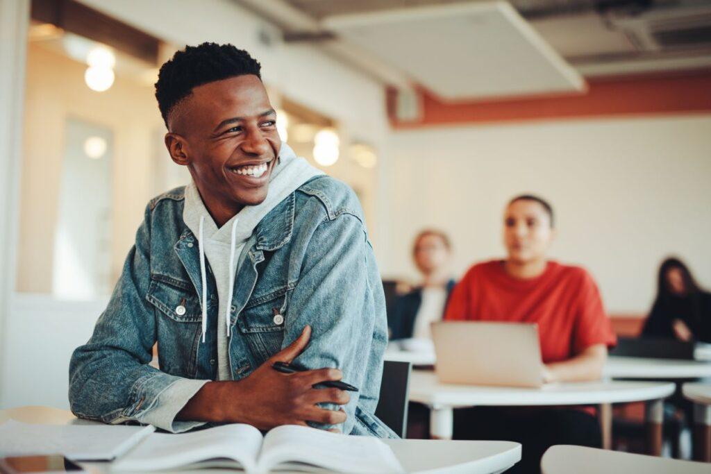 Fahrschüler lächelt während des VKU-Kurses und macht Notizen